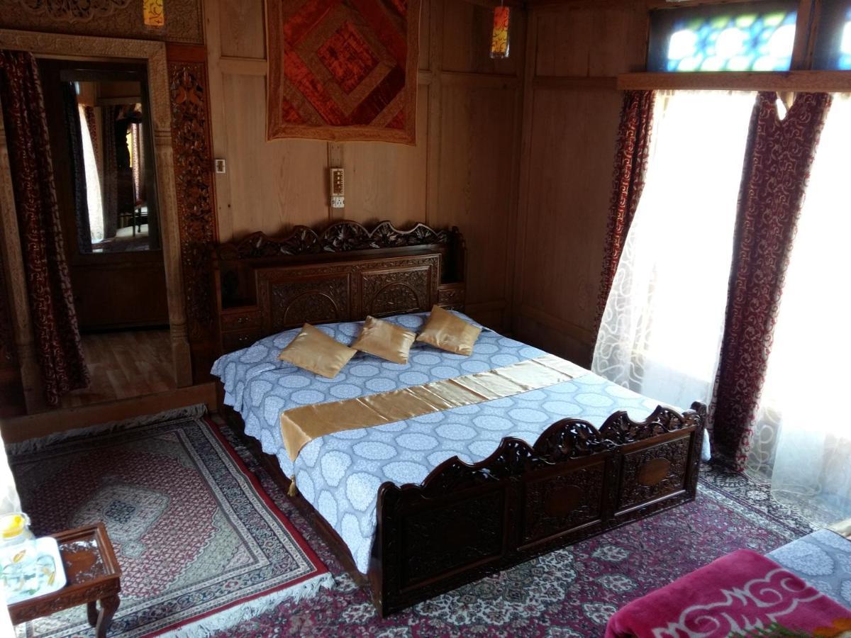 Houseboat Moon Of Kashmir Hotel Srinagar  Ngoại thất bức ảnh