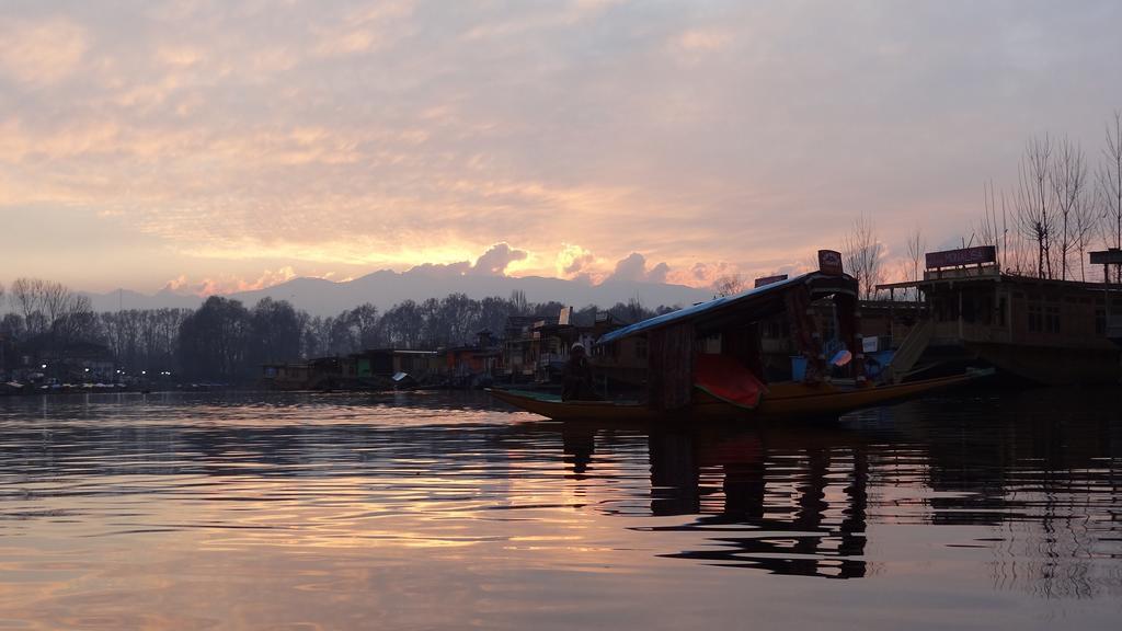 Houseboat Moon Of Kashmir Hotel Srinagar  Ngoại thất bức ảnh