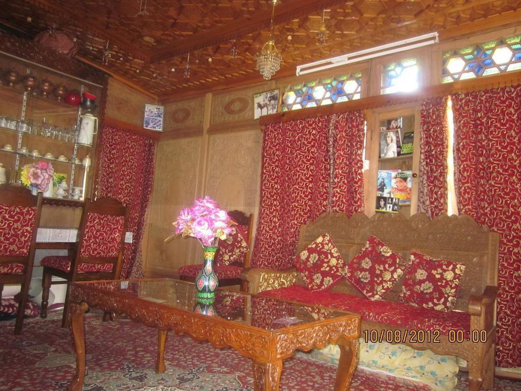 Houseboat Moon Of Kashmir Hotel Srinagar  Ngoại thất bức ảnh