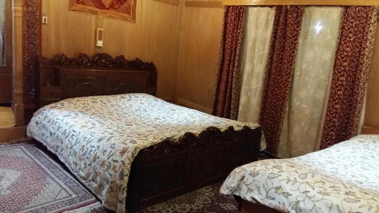 Houseboat Moon Of Kashmir Hotel Srinagar  Ngoại thất bức ảnh